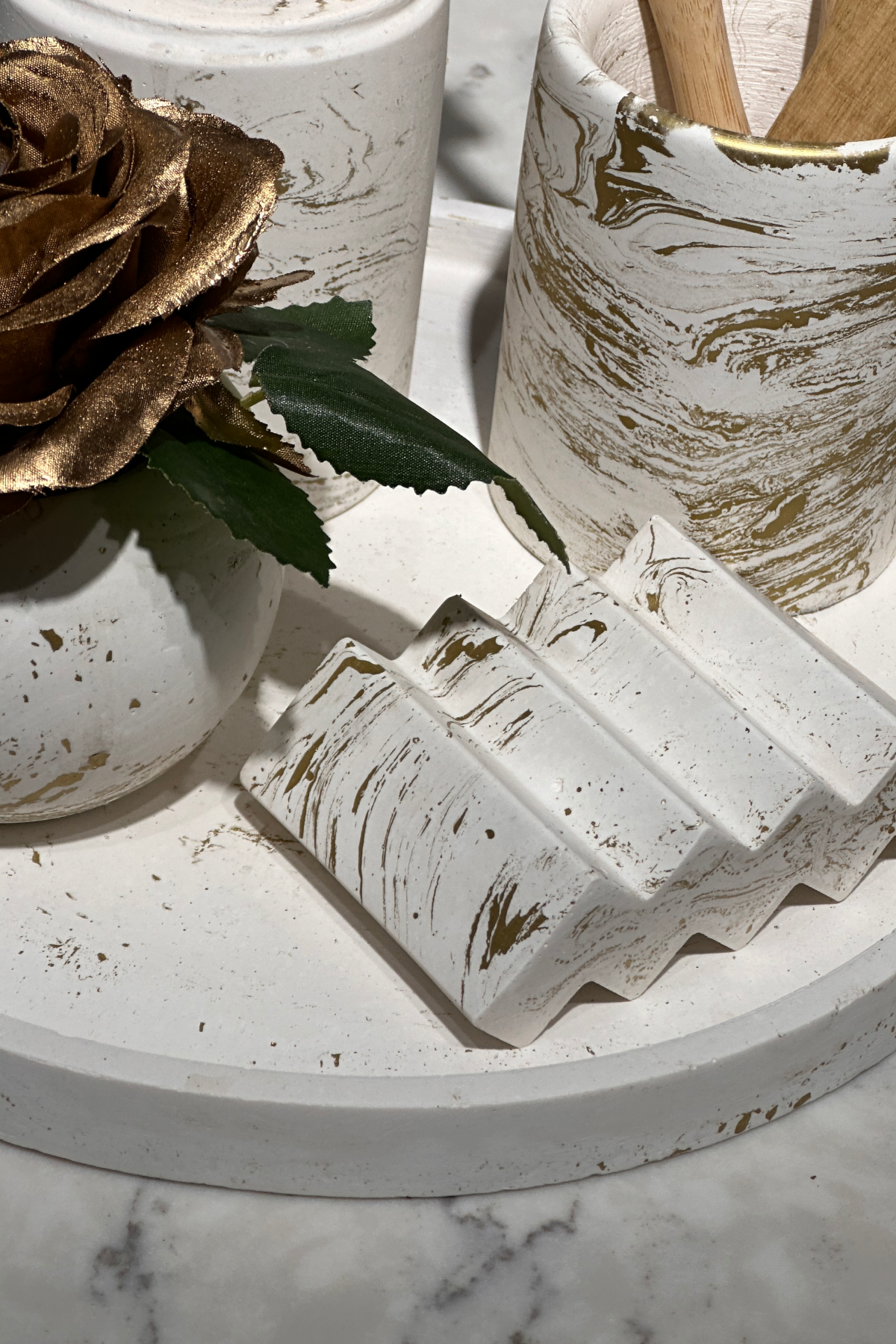 Premium Seri Gold Detay Yapay Çiçekli Banyo Seti