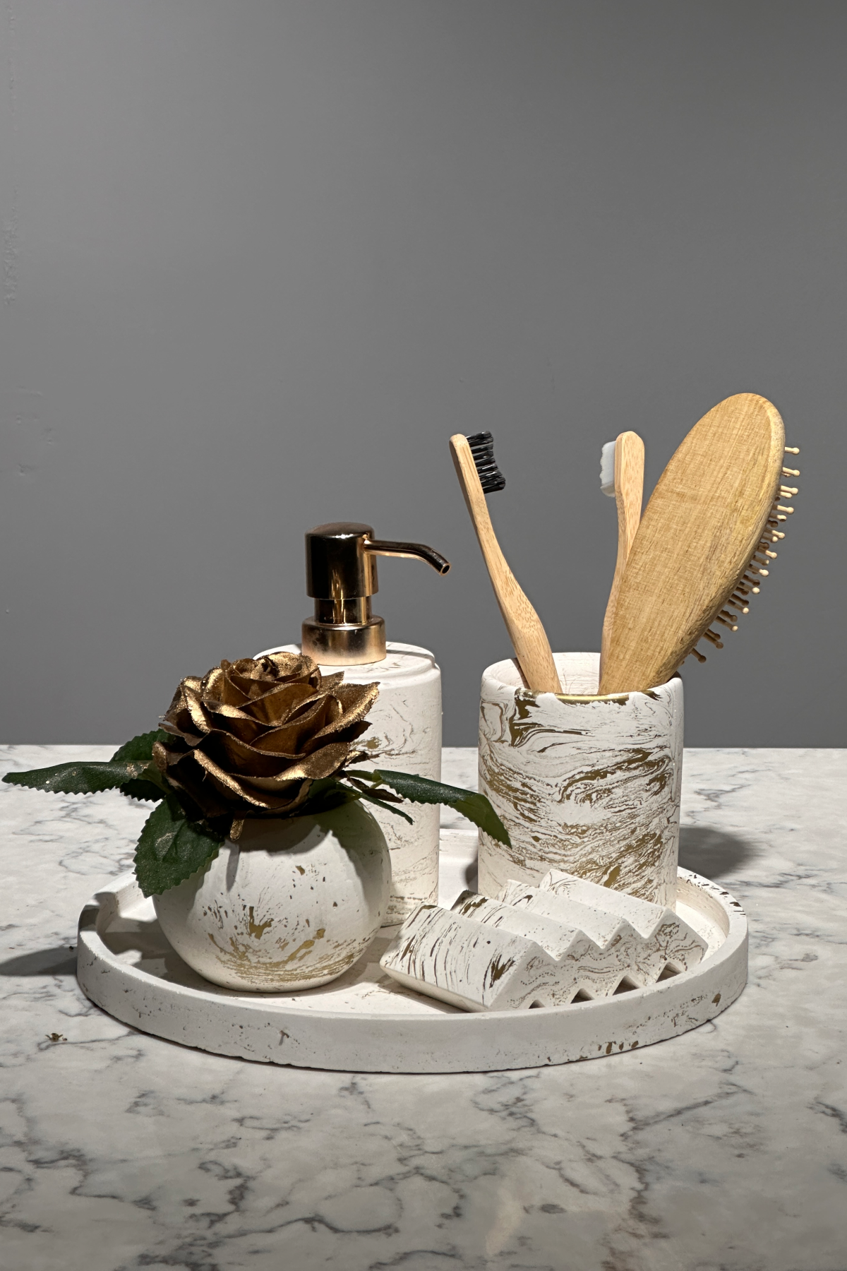 Premium Seri Gold Detay Yapay Çiçekli Banyo Seti